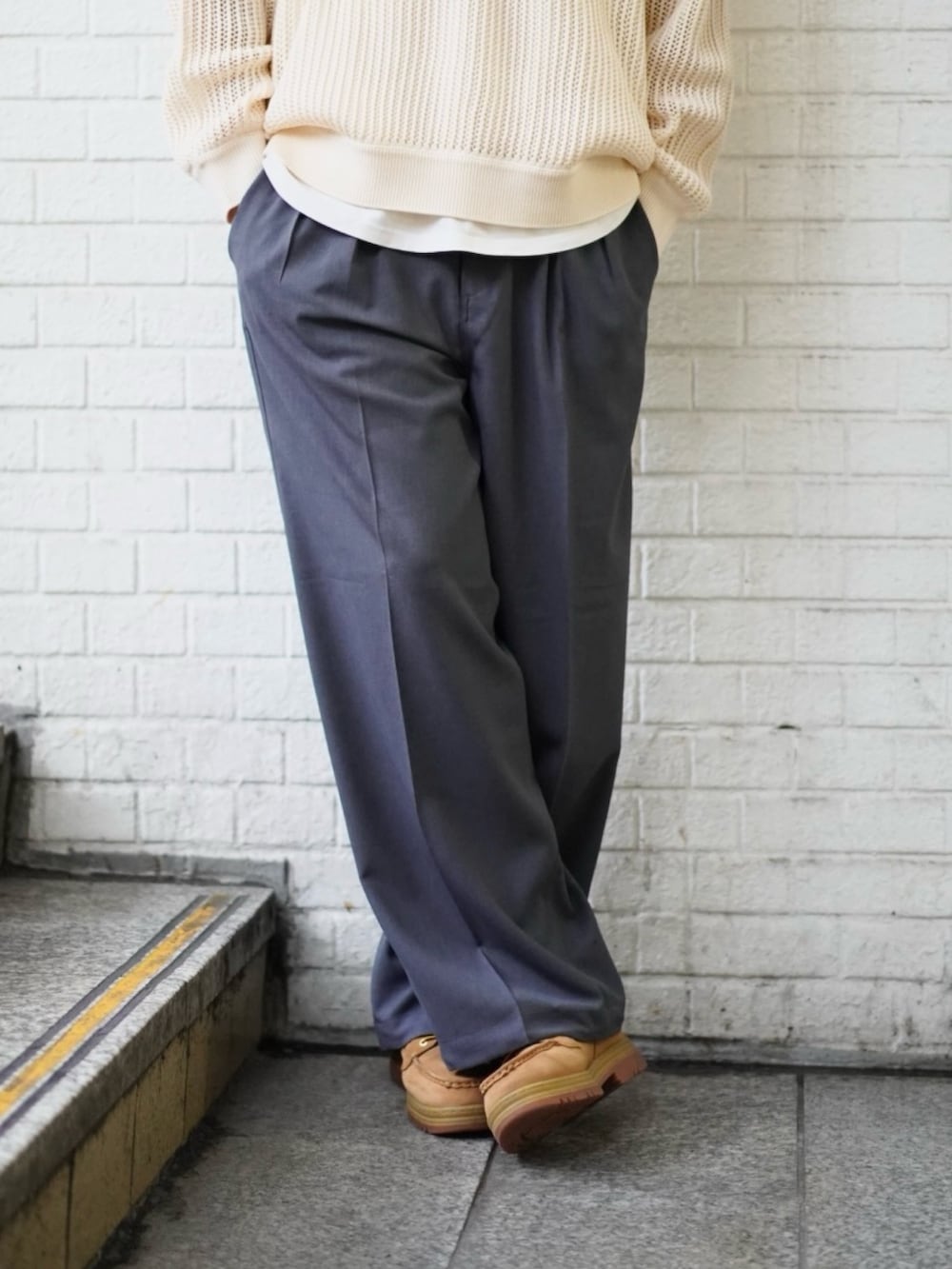 「春色、春めき満開コーデ、大人カジュアル、メガネ男子、淡色コーデ、韓国ファッション、休日スタイル、デートコーデ、お出かけコーデ、スラックス、ショルダーバッグ、アウトドアスタイル、モノトーン、ワイドパンツ、バッグ」｜「BEAMSのメッシュ ニット ポロシャツ（ニット/セーター、ベージュ系）」を使った、SUDOさん（骨格ストレート・メンズ・186cm）の春コーディネートの6枚目の写真
