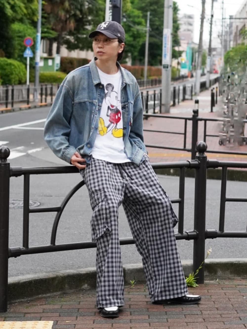 「サングラス、レイヤードスタイル、ワイドパンツ、春夏コーデ、キャップ、淡色コーデ、シンプルコーデ、きれいめカジュアル、カーゴパンツ、休日スタイル、デニム、お出かけコーデ、古着MIX、ローファー、やっぱり帽子が好き」｜「Levi'sのアイテム（デニムジャケット、ブルー系）」を使った、SUDOさん（骨格ストレート・メンズ・186cm）の春コーディネートの2枚目の写真