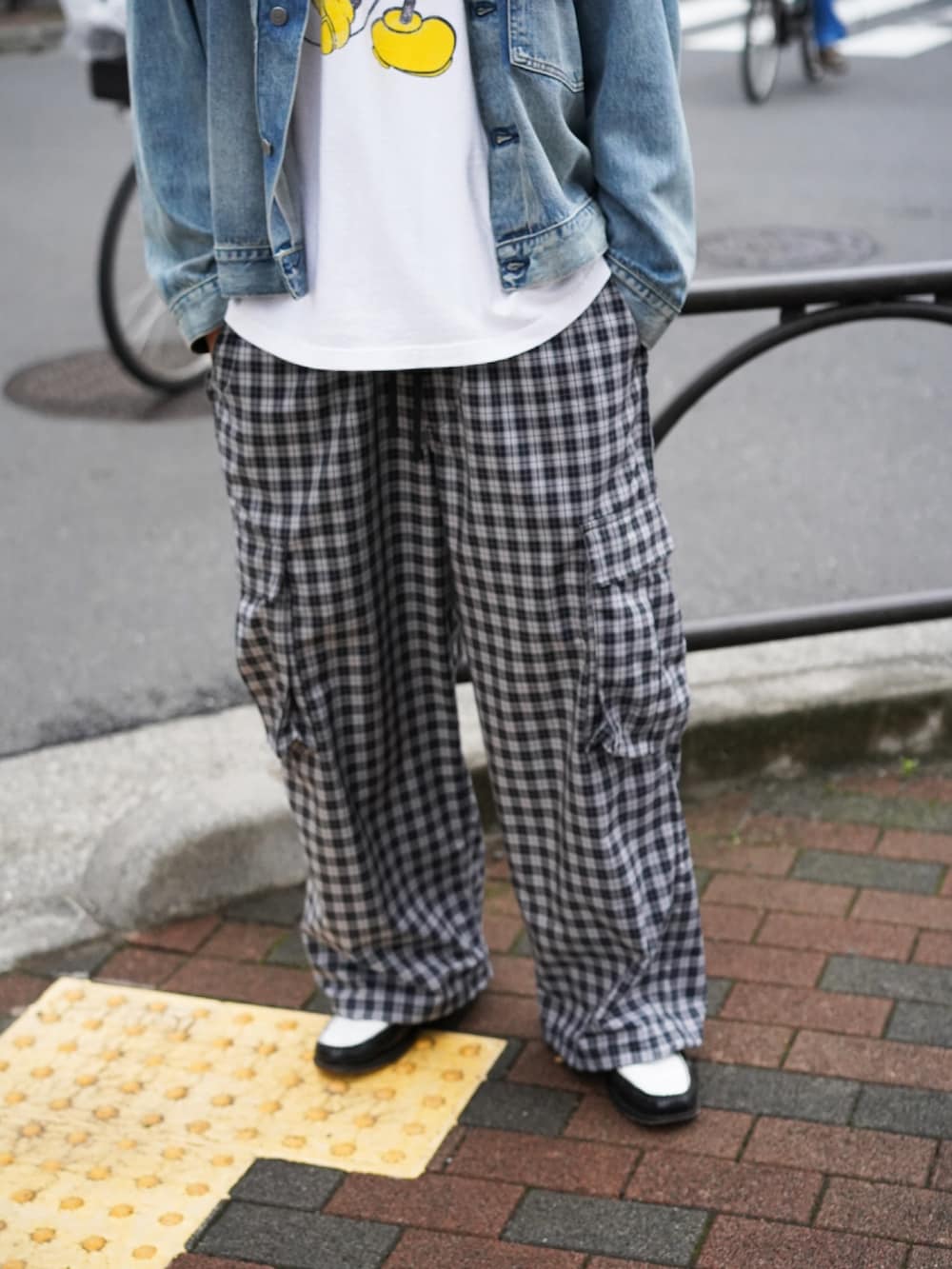 「サングラス、レイヤードスタイル、ワイドパンツ、春夏コーデ、キャップ、淡色コーデ、シンプルコーデ、きれいめカジュアル、カーゴパンツ、休日スタイル、デニム、お出かけコーデ、古着MIX、ローファー、やっぱり帽子が好き」｜「Levi'sのアイテム（デニムジャケット、ブルー系）」を使った、SUDOさん（骨格ストレート・メンズ・186cm）の春コーディネートの5枚目の写真