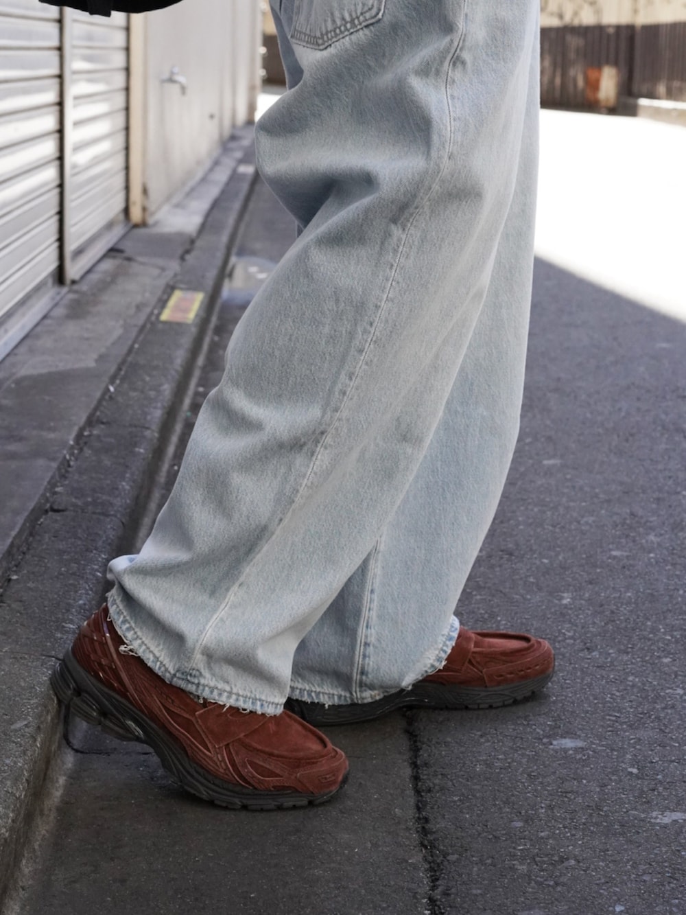 「ローファー、メガネ男子、春色、きれいめカジュアル、休日スタイル、スニーカー、ワイドパンツ、デニム、レイヤードスタイル、ジャケットスタイル、赤」｜「sage de cretのsage de cret × BEAMS PLUS / 別注 6 Button Double Breasted Jacket Stripe（テーラードジャケット、ブルー系）」を使った、SUDOさん（骨格ストレート・メンズ・186cm）の冬コーディネートの9枚目の写真