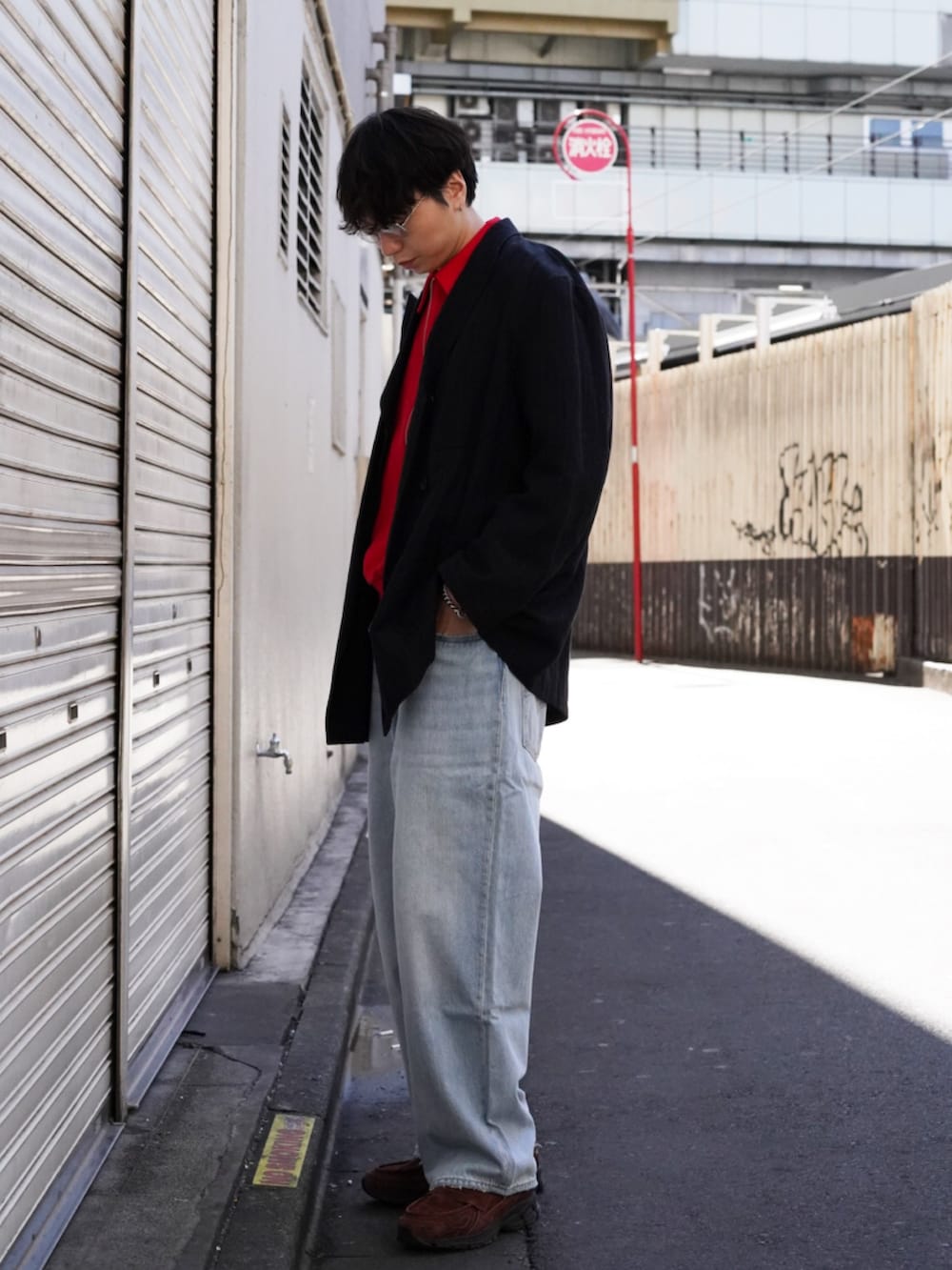 「ローファー、メガネ男子、春色、きれいめカジュアル、休日スタイル、スニーカー、ワイドパンツ、デニム、レイヤードスタイル、ジャケットスタイル、赤」｜「sage de cretのsage de cret × BEAMS PLUS / 別注 6 Button Double Breasted Jacket Stripe（テーラードジャケット、ブルー系）」を使った、SUDOさん（骨格ストレート・メンズ・186cm）の冬コーディネートの3枚目の写真