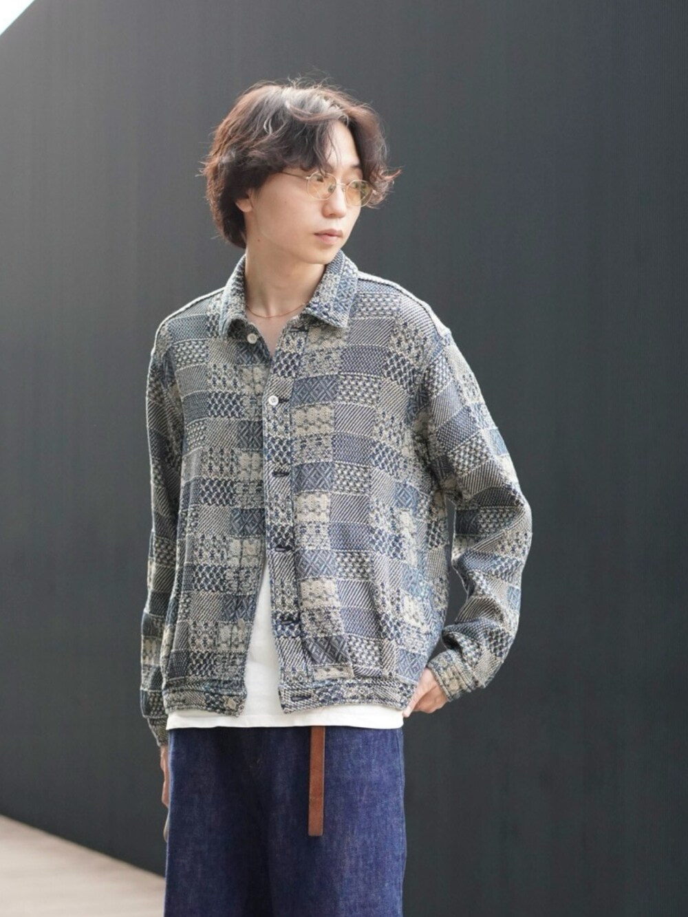 ブルー系のジャケット/アウター、ブルー系のデニムパンツ、ベージュ系のサンダルを着用したメンズの夏コーディネートの4枚目の写真