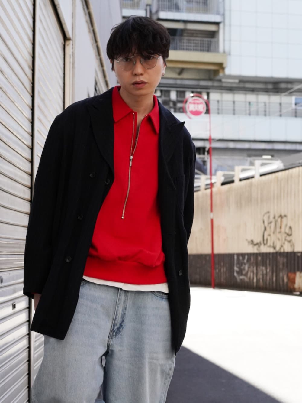 「ローファー、メガネ男子、春色、きれいめカジュアル、休日スタイル、スニーカー、ワイドパンツ、デニム、レイヤードスタイル、ジャケットスタイル、赤」｜「sage de cretのsage de cret × BEAMS PLUS / 別注 6 Button Double Breasted Jacket Stripe（テーラードジャケット、ブルー系）」を使った、SUDOさん（骨格ストレート・メンズ・186cm）の冬コーディネートの6枚目の写真