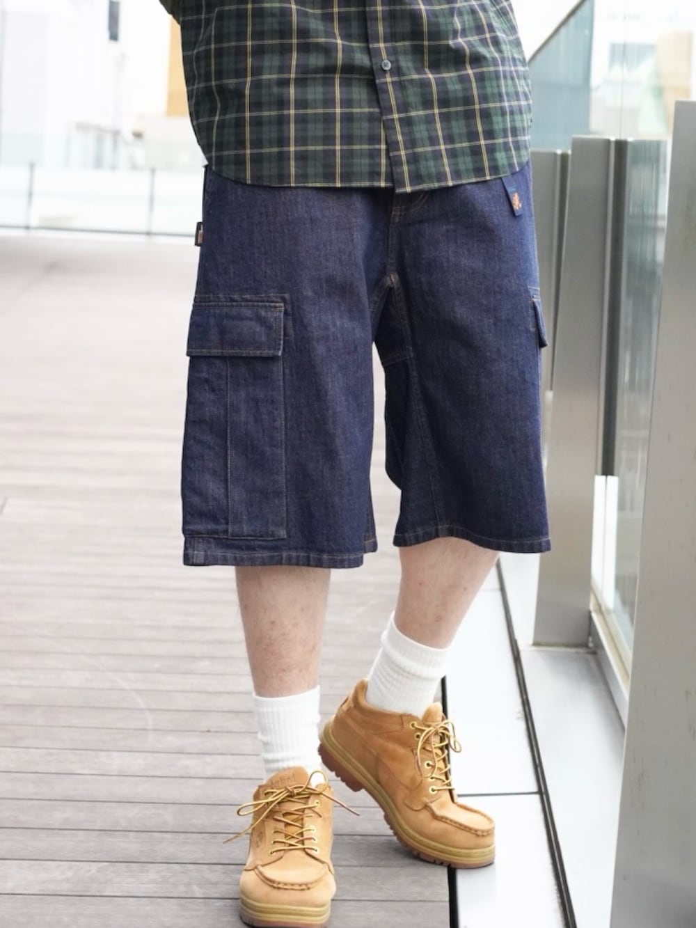「ハーフパンツ、春色、春めき満開コーデ、淡色コーデ、韓国ファッション、休日スタイル、デートコーデ、カーゴパンツ、お出かけコーデ、チェック、アウトドアスタイル、大人カジュアル、メガネ男子、ミリタリー」｜「BEAMSのバックサテン レイヤード M-65 ブルゾン（ブルゾン、グリーン系）」を使った、SUDOさん（骨格ストレート・メンズ・186cm）の春コーディネートの4枚目の写真