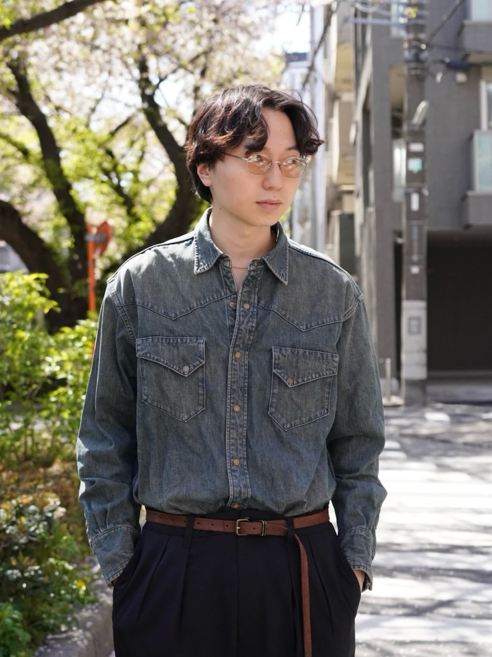 「デニムシャツ、春色、春めき満開コーデ、韓国ファッション、休日スタイル、デートコーデ、お出かけコーデ、スラックス、モノトーン、大人カジュアル、フレアパンツ、革靴、ワイドパンツ、サングラス、メガネ男子」｜「BEAMSのレザー ボマージャケット（ブルゾン、ブラック系）」を使った、SUDOさん（骨格ストレート・メンズ・186cm）の春コーディネートの4枚目の写真
