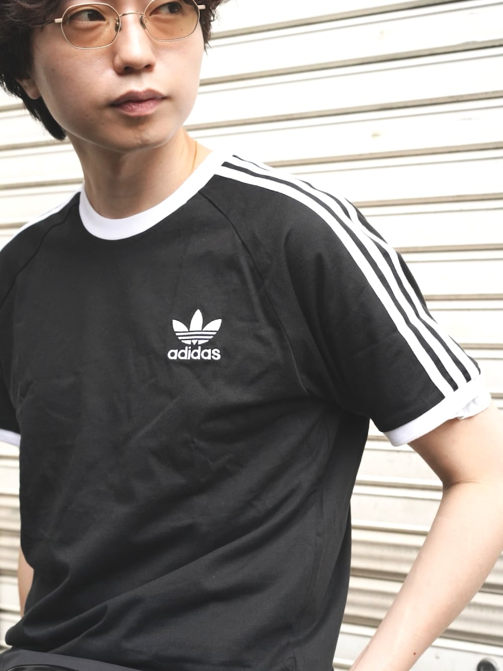 「ショルダーバッグ、古着MIX、最近のいい感じコーデ、大人カジュアル、メガネ男子、スポーツミックス、春夏コーデ、シンプルコーデ、レイヤードスタイル、韓国ファッション、きれいめカジュアル、休日スタイル、デニム、サングラス、ワイドパンツ」｜「ARC'TERYXのARC'TERYX / Granville Crossbody Bag（ボディバッグ/ウエストポーチ、ブラック系）」を使った、SUDOさん（骨格ストレート・メンズ・186cm）の春コーディネートの6枚目の写真