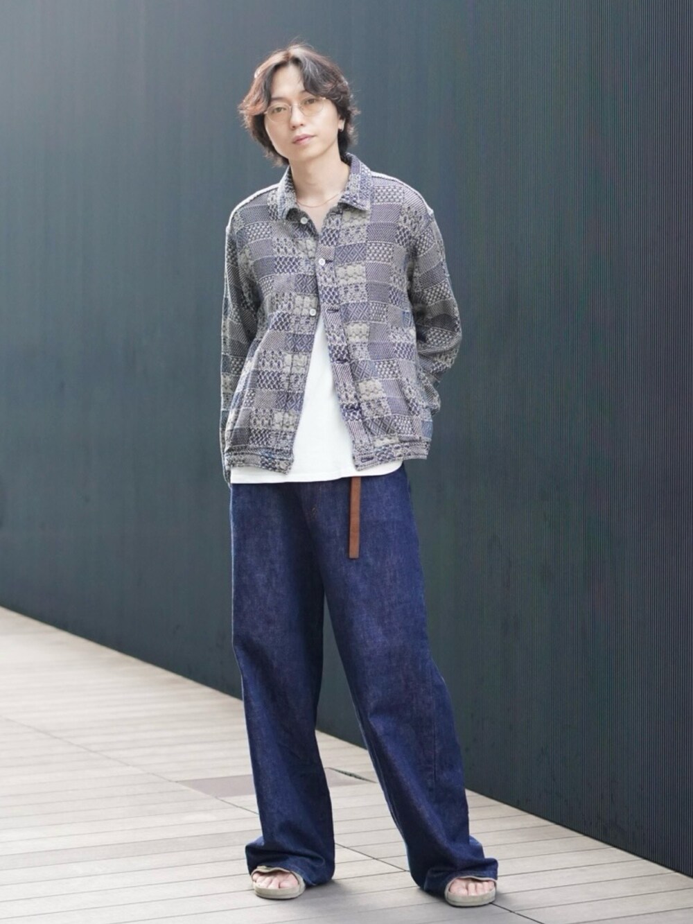 ブルー系のジャケット/アウター、ブルー系のデニムパンツ、ベージュ系のサンダルを着用したメンズの夏コーディネートの2枚目の写真