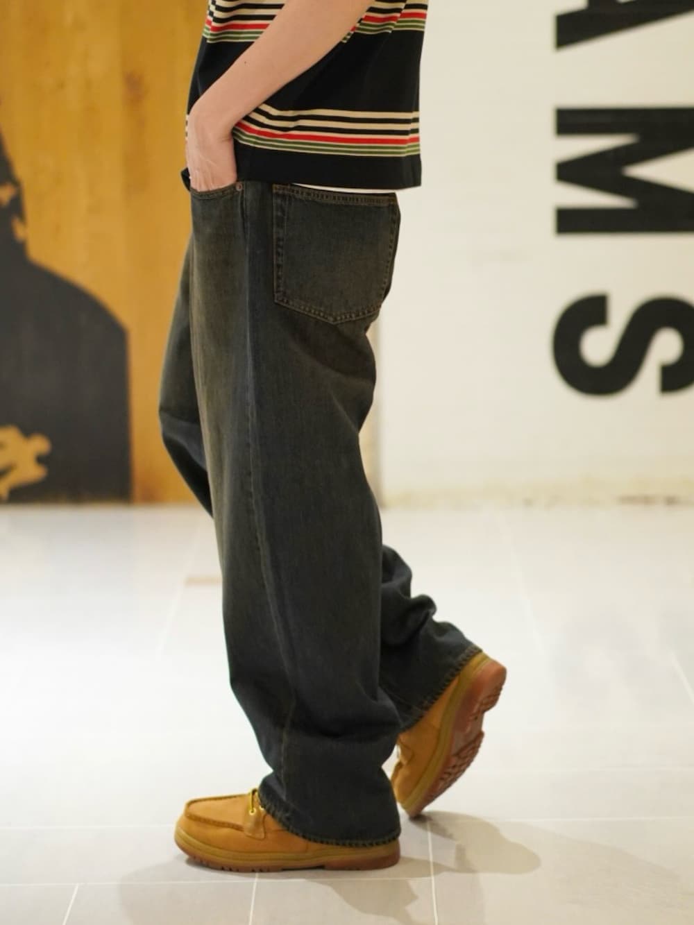 「サングラス、ワイドパンツ、韓国ファッション、最近のいい感じコーデ、メガネ男子、スポーツミックス、春夏コーデ、きれいめカジュアル、休日スタイル、デニム、お出かけコーデ」｜「LACOSTEの【別注】LACOSTE / ボーダーTシャツ（Tシャツ/カットソー、ブラック系）」を使った、SUDOさん（骨格ストレート・メンズ・186cm）の春コーディネートの5枚目の写真