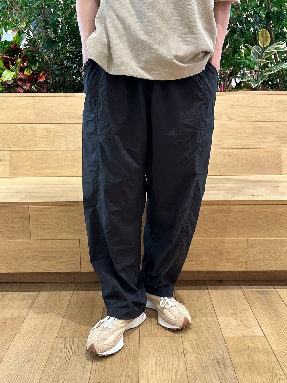 ベージュ系のTシャツ/カットソー、ブラック系のメッセンジャーバッグ、ブラック系のその他パンツを着用したメンズの春コーディネートの4枚目の写真