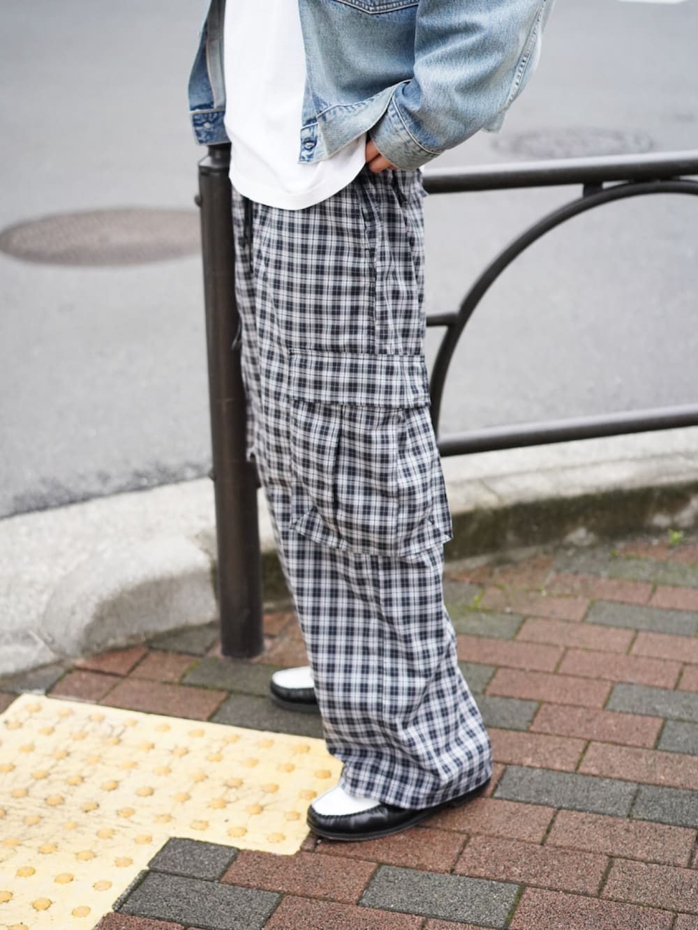 「サングラス、レイヤードスタイル、ワイドパンツ、春夏コーデ、キャップ、淡色コーデ、シンプルコーデ、きれいめカジュアル、カーゴパンツ、休日スタイル、デニム、お出かけコーデ、古着MIX、ローファー、やっぱり帽子が好き」｜「Levi'sのアイテム（デニムジャケット、ブルー系）」を使った、SUDOさん（骨格ストレート・メンズ・186cm）の春コーディネートの6枚目の写真
