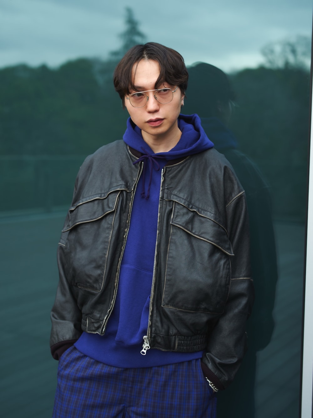 「スウェット、春服コーデ、メガネ男子、春アウター、モード、レイヤード、キレイめカジュアル、春色、レザー、チェック、カーゴパンツ、休日スタイル、ストリート」｜「BEAMSのユーズド加工 レザー ショートブルゾン（ライダースジャケット、ブラック系）」を使った、SUDOさん（骨格ストレート・メンズ・186cm）の春コーディネートの3枚目の写真