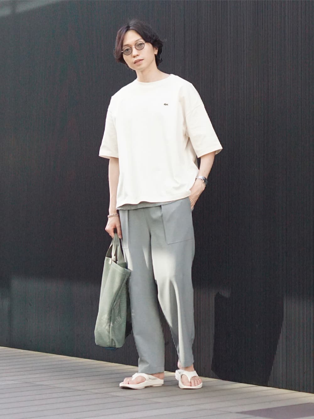 ホワイト系のTシャツ/カットソー、グリーン系のその他パンツ、ホワイト系のサンダルを着用したメンズの春コーディネートの2枚目の写真