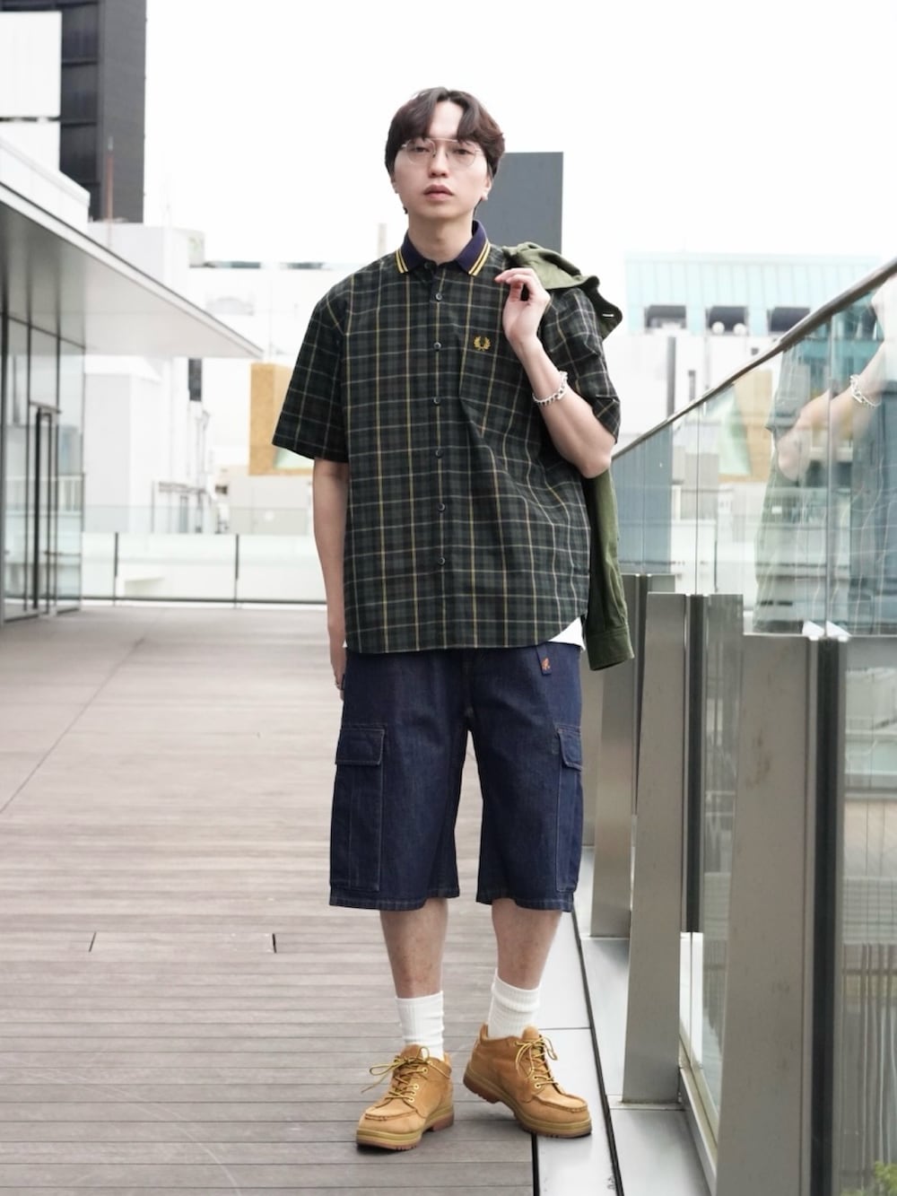 「ハーフパンツ、春色、春めき満開コーデ、淡色コーデ、韓国ファッション、休日スタイル、デートコーデ、カーゴパンツ、お出かけコーデ、チェック、アウトドアスタイル、大人カジュアル、メガネ男子、ミリタリー」｜「BEAMSのバックサテン レイヤード M-65 ブルゾン（ブルゾン、グリーン系）」を使った、SUDOさん（骨格ストレート・メンズ・186cm）の春コーディネートの2枚目の写真