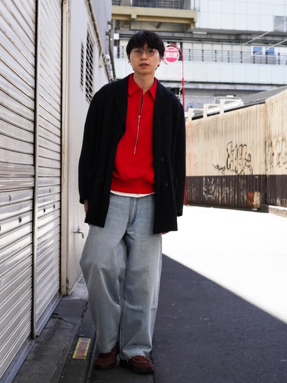 「ローファー、メガネ男子、春色、きれいめカジュアル、休日スタイル、スニーカー、ワイドパンツ、デニム、レイヤードスタイル、ジャケットスタイル、赤」｜「sage de cretのsage de cret × BEAMS PLUS / 別注 6 Button Double Breasted Jacket Stripe（テーラードジャケット、ブルー系）」を使った、SUDOさん（骨格ストレート・メンズ・186cm）の冬コーディネートの2枚目の写真