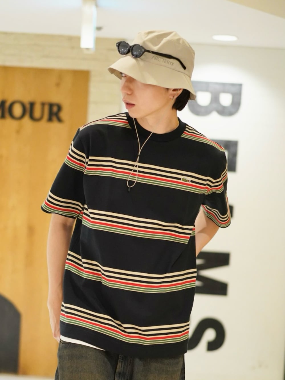 「サングラス、ワイドパンツ、韓国ファッション、最近のいい感じコーデ、メガネ男子、スポーツミックス、春夏コーデ、きれいめカジュアル、休日スタイル、デニム、お出かけコーデ」｜「LACOSTEの【別注】LACOSTE / ボーダーTシャツ（Tシャツ/カットソー、ブラック系）」を使った、SUDOさん（骨格ストレート・メンズ・186cm）の春コーディネートの3枚目の写真