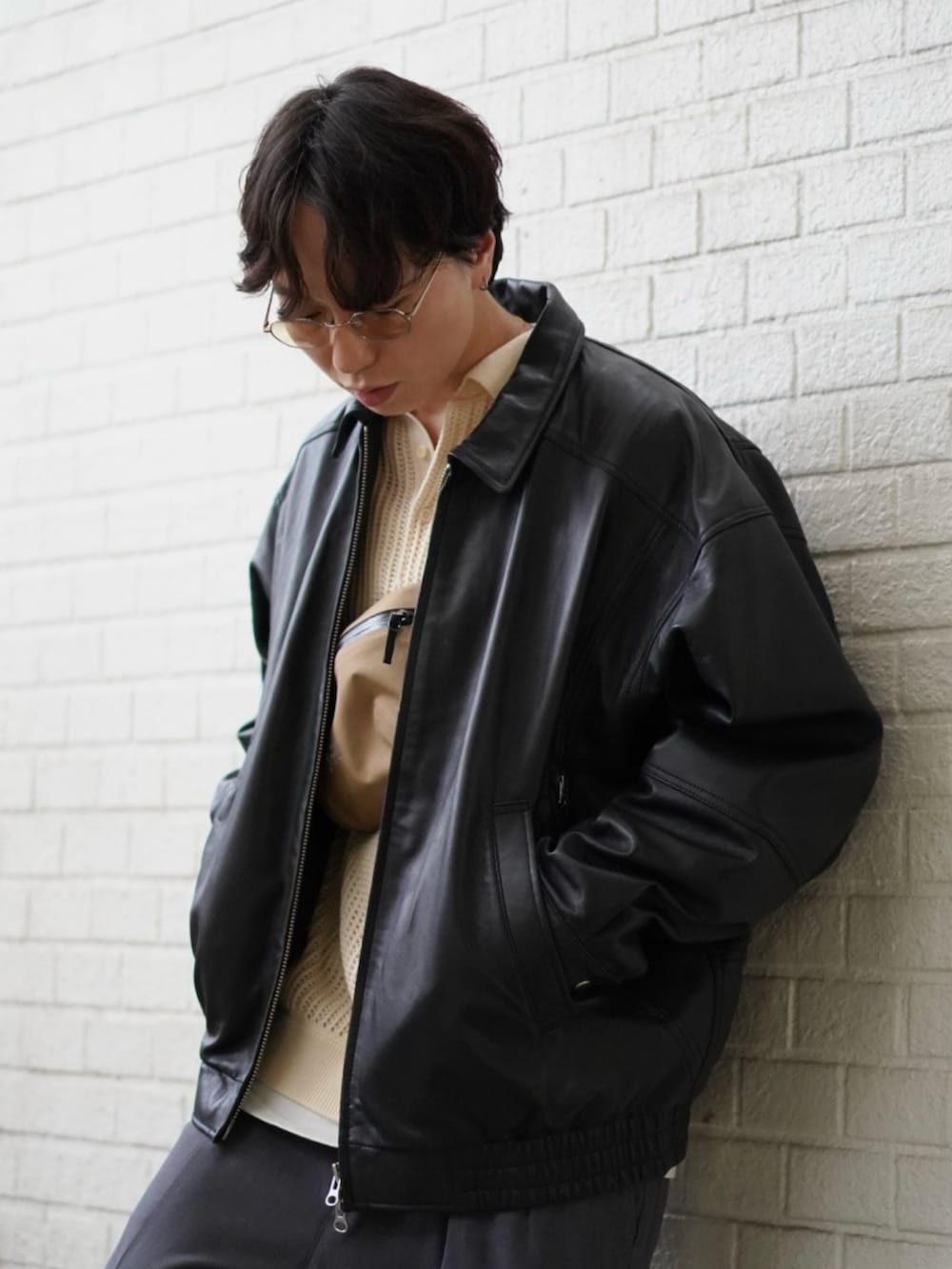 「春色、春めき満開コーデ、大人カジュアル、メガネ男子、淡色コーデ、韓国ファッション、休日スタイル、デートコーデ、お出かけコーデ、スラックス、ショルダーバッグ、アウトドアスタイル、モノトーン、ワイドパンツ、バッグ」｜「BEAMSのメッシュ ニット ポロシャツ（ニット/セーター、ベージュ系）」を使った、SUDOさん（骨格ストレート・メンズ・186cm）の春コーディネートの2枚目の写真