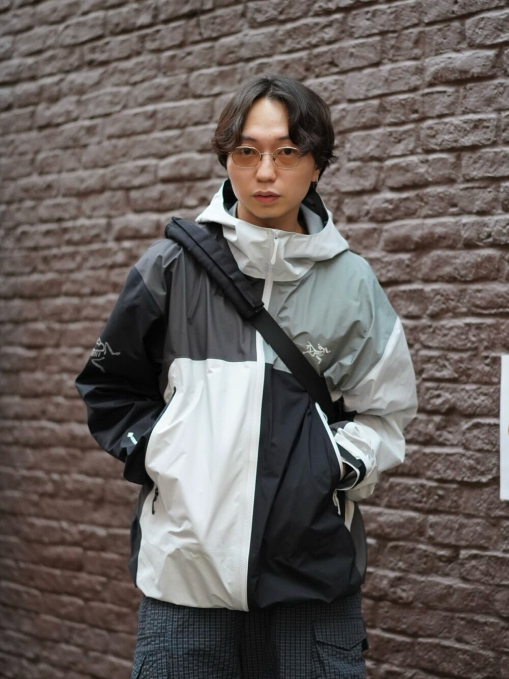 その他のジャケット/アウター、ブラック系のショルダーバッグ、ブラック系のその他パンツを着用したメンズの春コーディネートの5枚目の写真