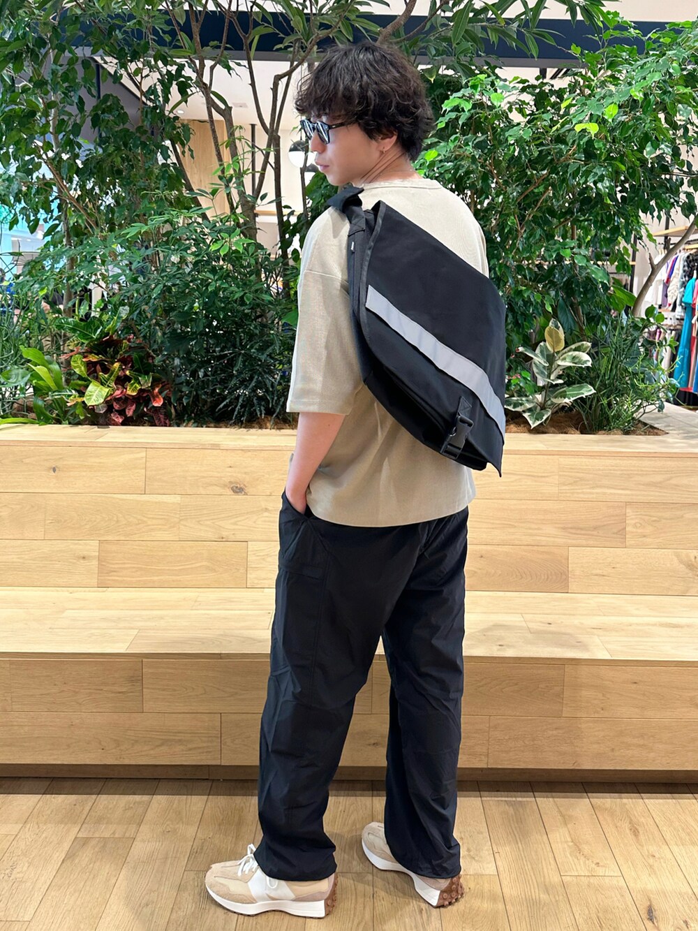 ベージュ系のTシャツ/カットソー、ブラック系のメッセンジャーバッグ、ブラック系のその他パンツを着用したメンズの春コーディネートの2枚目の写真