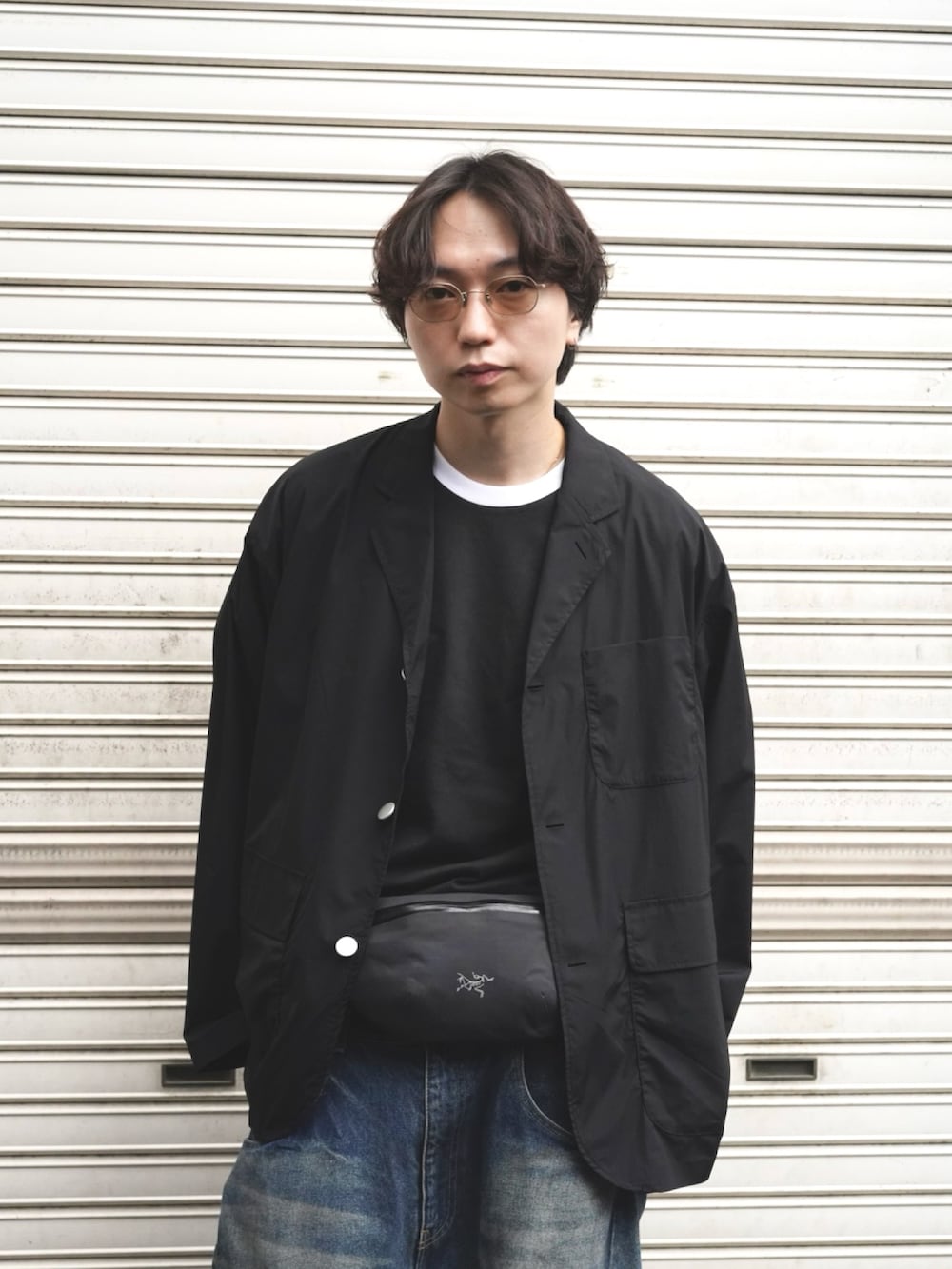 「ショルダーバッグ、古着MIX、最近のいい感じコーデ、大人カジュアル、メガネ男子、スポーツミックス、春夏コーデ、シンプルコーデ、レイヤードスタイル、韓国ファッション、きれいめカジュアル、休日スタイル、デニム、サングラス、ワイドパンツ」｜「ARC'TERYXのARC'TERYX / Granville Crossbody Bag（ボディバッグ/ウエストポーチ、ブラック系）」を使った、SUDOさん（骨格ストレート・メンズ・186cm）の春コーディネートの3枚目の写真