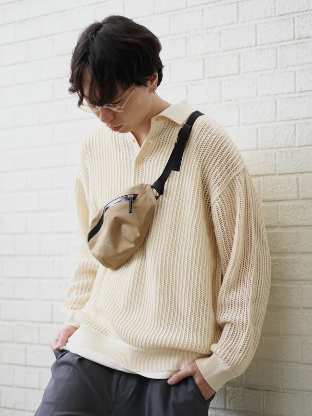 「春色、春めき満開コーデ、大人カジュアル、メガネ男子、淡色コーデ、韓国ファッション、休日スタイル、デートコーデ、お出かけコーデ、スラックス、ショルダーバッグ、アウトドアスタイル、モノトーン、ワイドパンツ、バッグ」｜「BEAMSのメッシュ ニット ポロシャツ（ニット/セーター、ベージュ系）」を使った、SUDOさん（骨格ストレート・メンズ・186cm）の春コーディネートの4枚目の写真