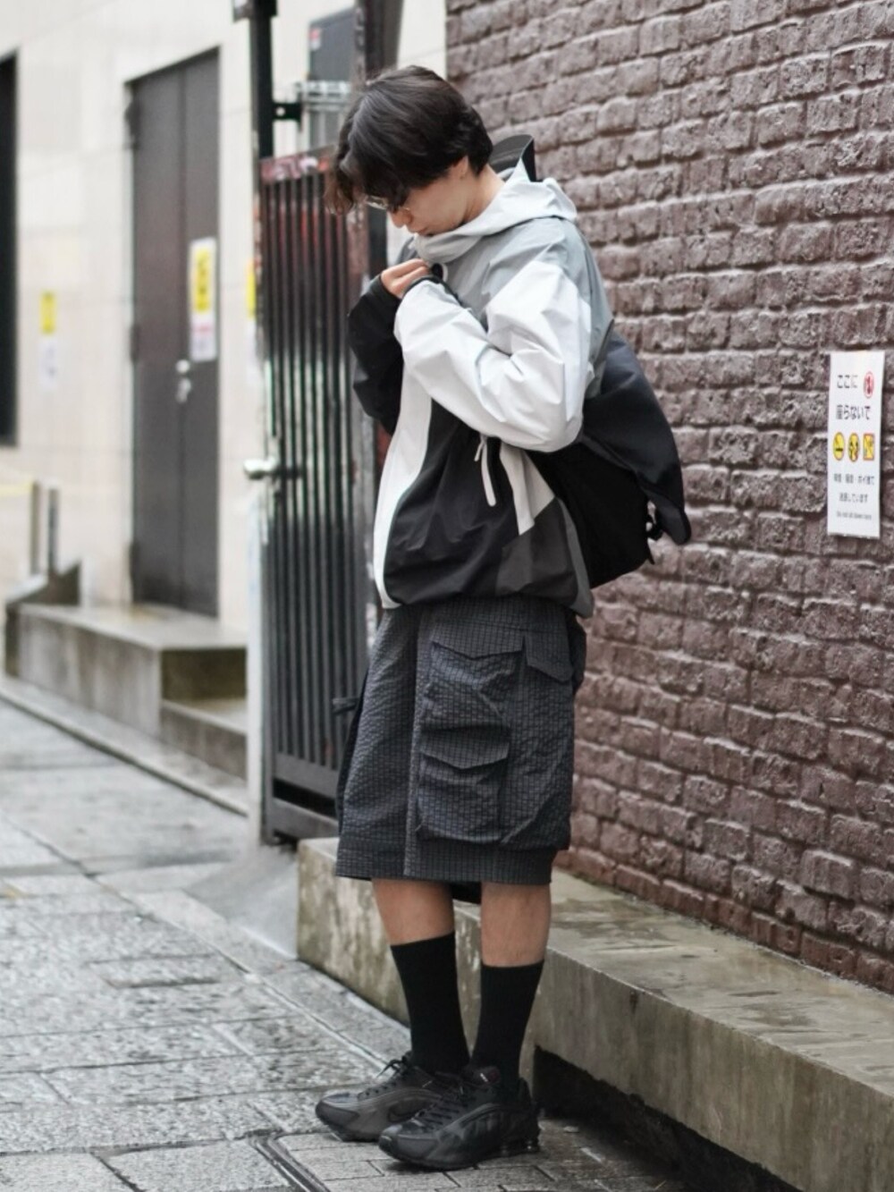 その他のジャケット/アウター、ブラック系のショルダーバッグ、ブラック系のその他パンツを着用したメンズの春コーディネートの3枚目の写真