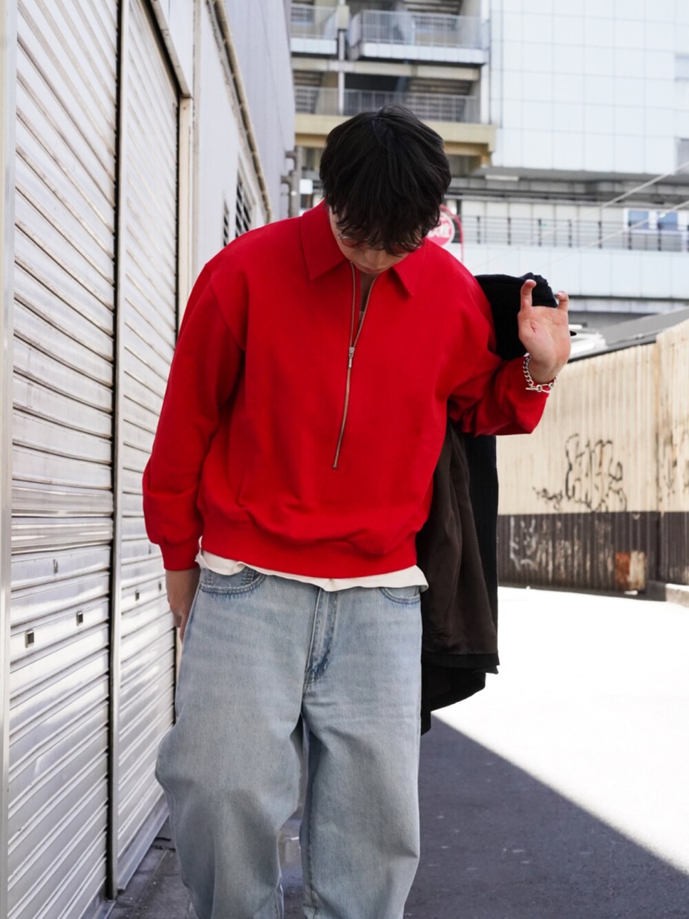 「ローファー、メガネ男子、春色、きれいめカジュアル、休日スタイル、スニーカー、ワイドパンツ、デニム、レイヤードスタイル、ジャケットスタイル、赤」｜「sage de cretのsage de cret × BEAMS PLUS / 別注 6 Button Double Breasted Jacket Stripe（テーラードジャケット、ブルー系）」を使った、SUDOさん（骨格ストレート・メンズ・186cm）の冬コーディネートの7枚目の写真