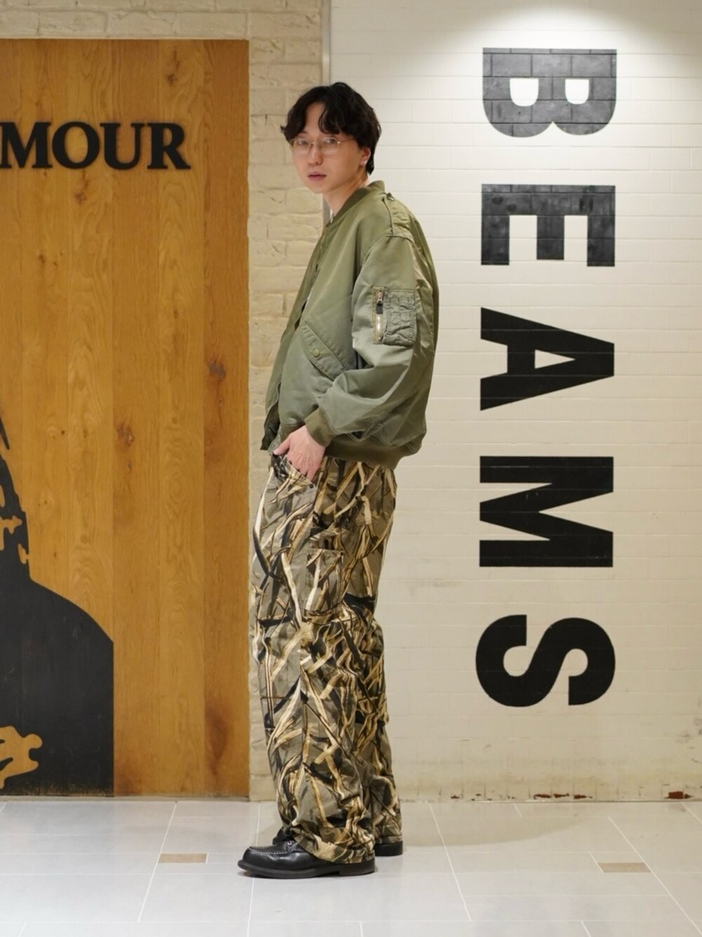 「ジャケット、春色、春めき満開コーデ、大人カジュアル、メガネ男子、休日スタイル、デートコーデ、カーゴパンツ、お出かけコーデ、アウトドアスタイル、ミリタリー、ミリタリージャケット、MA-1」｜「orSlowのアイテム（パンツ、その他）」を使った、SUDOさん（骨格ストレート・メンズ・186cm）の春コーディネートの2枚目の写真