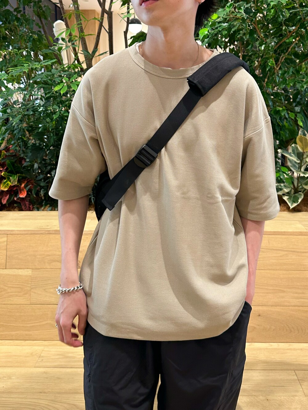 ベージュ系のTシャツ/カットソー、ブラック系のメッセンジャーバッグ、ブラック系のその他パンツを着用したメンズの春コーディネートの3枚目の写真