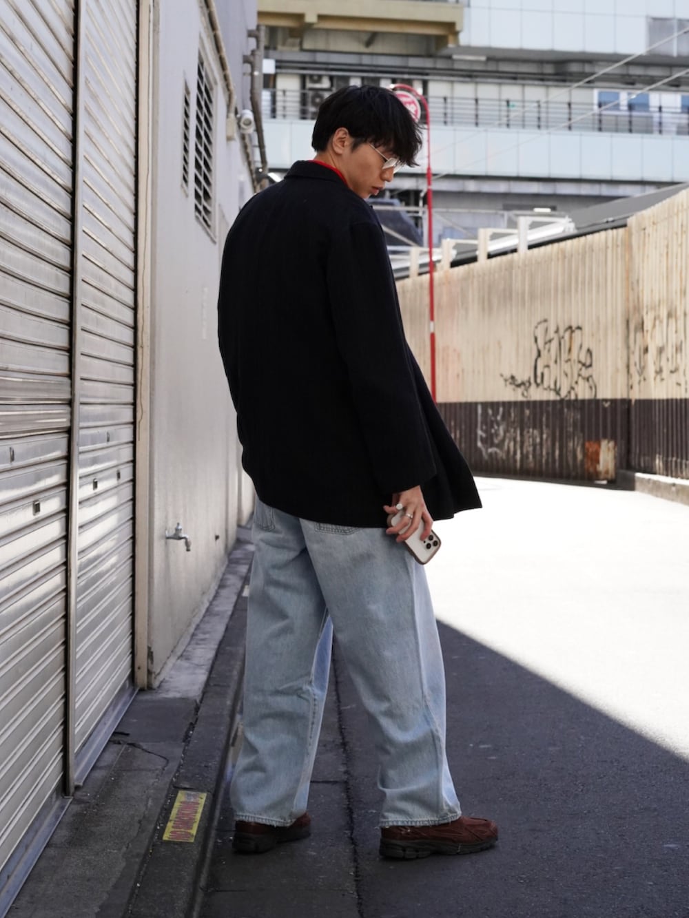 「ローファー、メガネ男子、春色、きれいめカジュアル、休日スタイル、スニーカー、ワイドパンツ、デニム、レイヤードスタイル、ジャケットスタイル、赤」｜「sage de cretのsage de cret × BEAMS PLUS / 別注 6 Button Double Breasted Jacket Stripe（テーラードジャケット、ブルー系）」を使った、SUDOさん（骨格ストレート・メンズ・186cm）の冬コーディネートの4枚目の写真