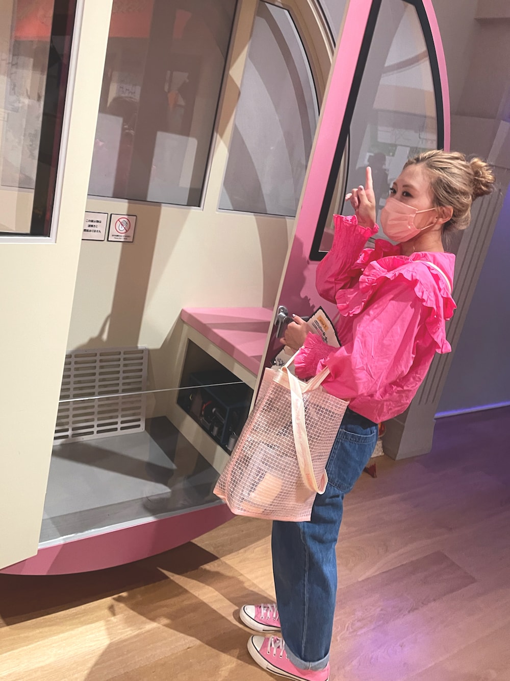 ブルー系のその他パンツ、ピンク系のシャツ/ブラウス、グリーン系のスニーカーを着用したレディースの春コーディネートの2枚目の写真