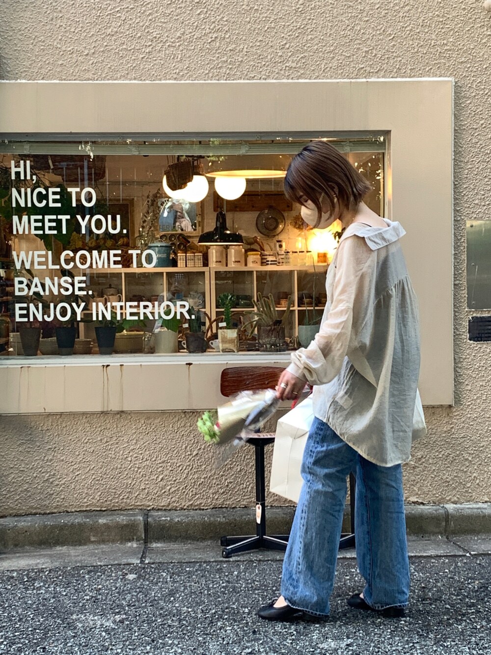 ベージュ系のシャツ/ブラウス、ブルー系のデニムパンツ、ブラック系のパンプスを着用したレディースの夏コーディネートの2枚目の写真