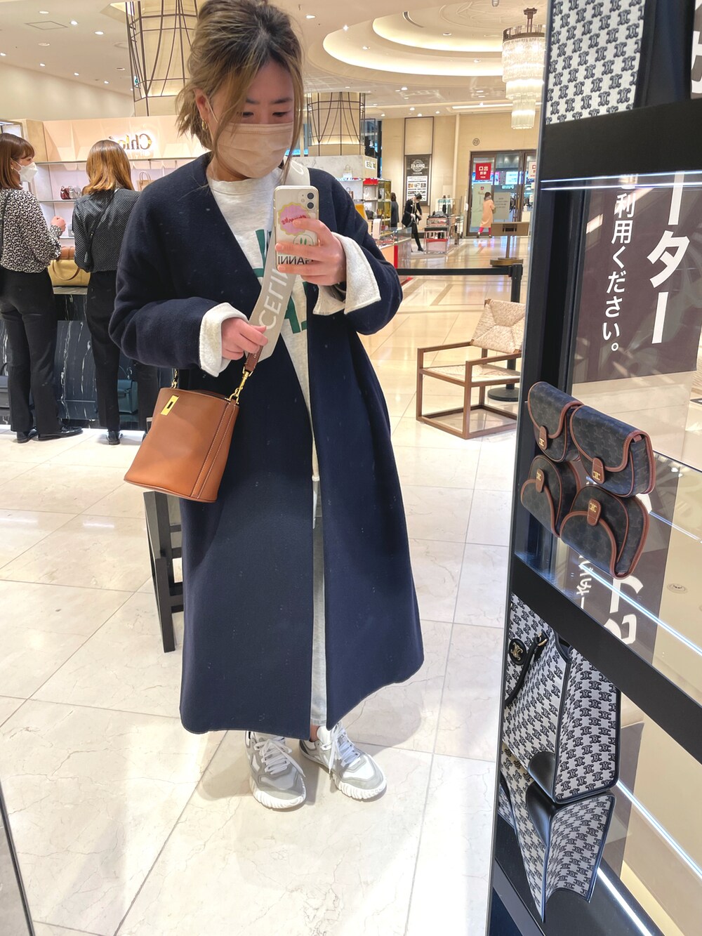 ブラック系のジャケット/アウター、グレー系のスニーカー、ブラウン系のバッグを着用したレディースの冬コーディネートの2枚目の写真