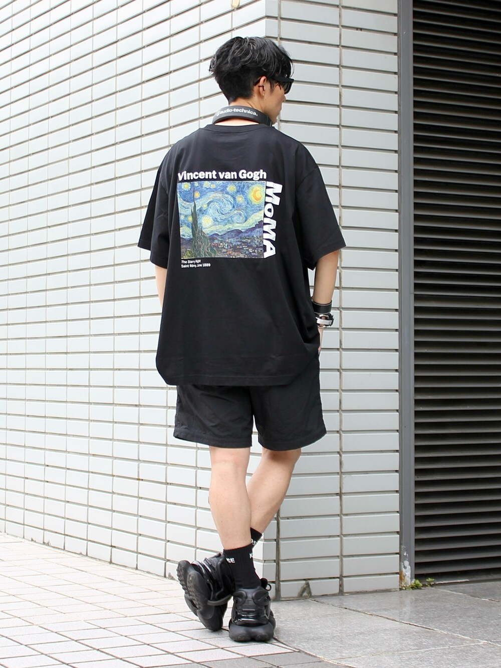 ブラック系のその他パンツ、ブラック系のスニーカー、ブラック系のエコバッグ/サブバッグを着用したメンズの秋コーディネートの2枚目の写真