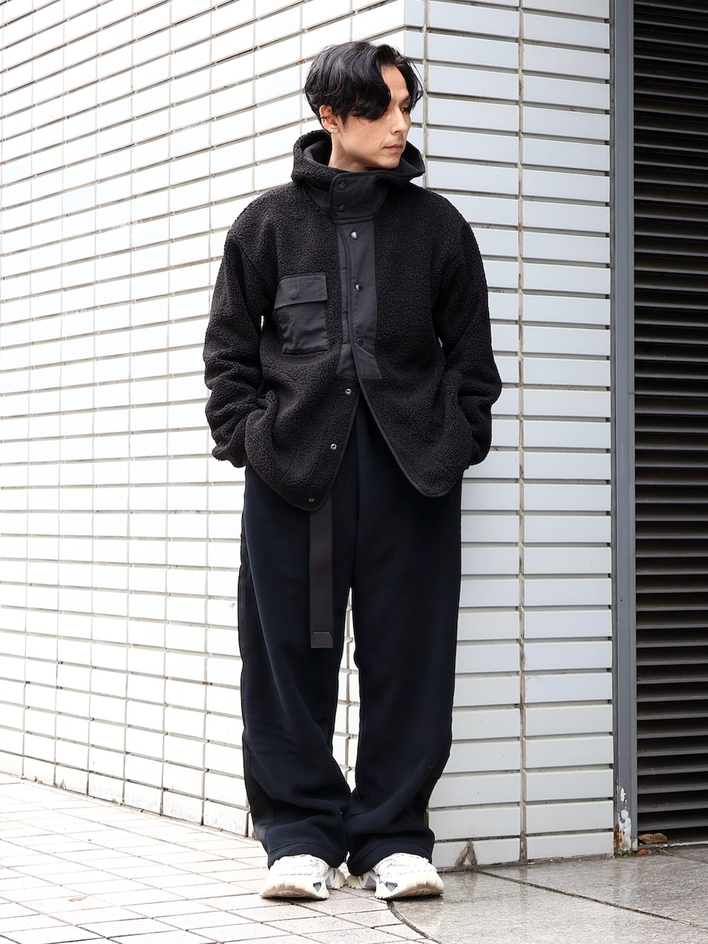 ホワイト系のスニーカーを着用したメンズの春コーディネートの3枚目の写真