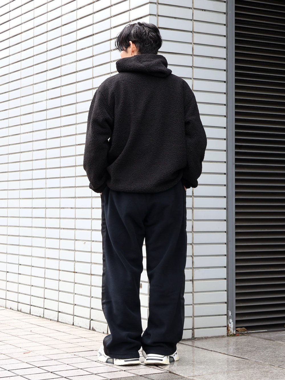 ホワイト系のスニーカーを着用したメンズの春コーディネートの4枚目の写真