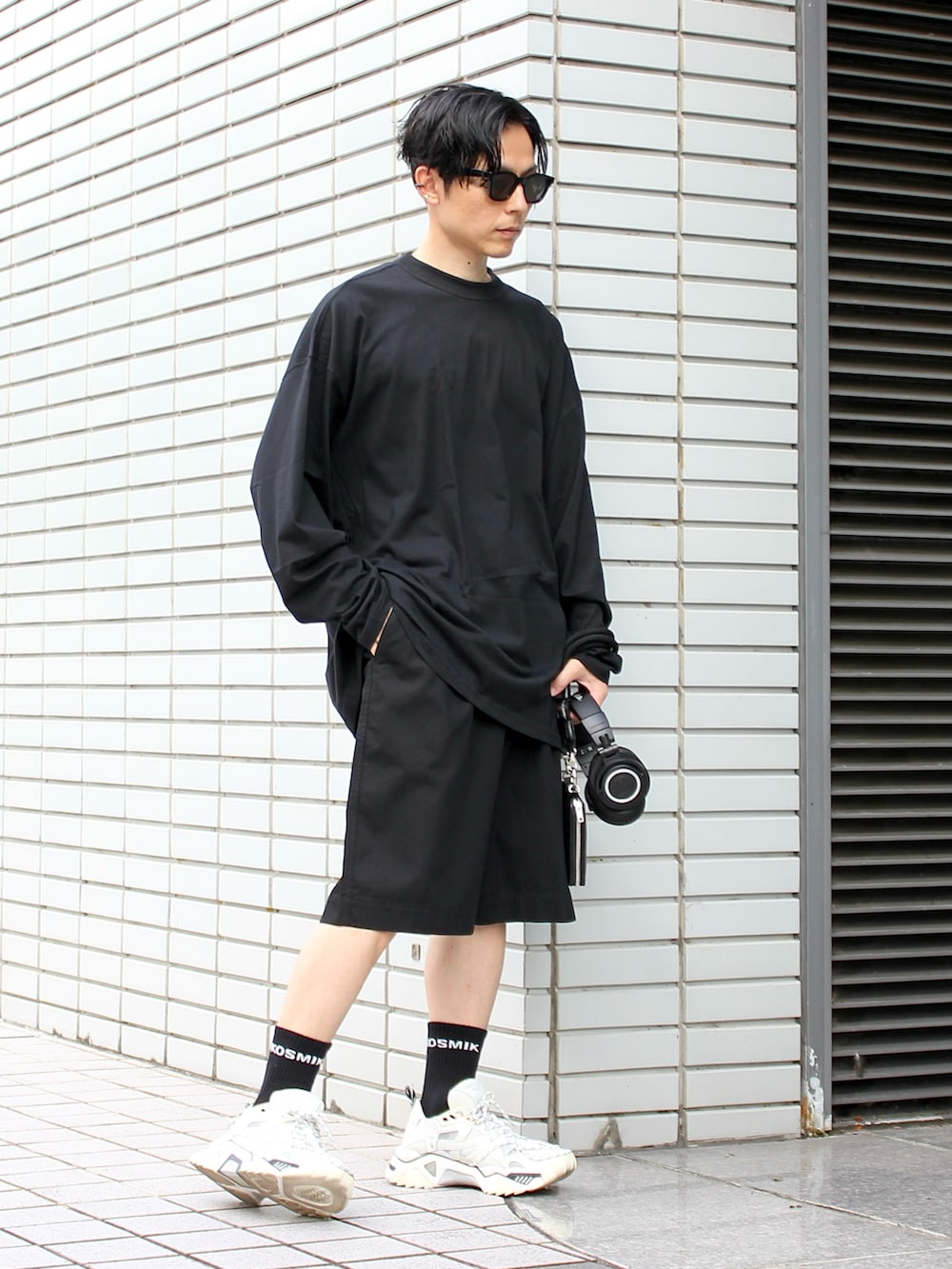 「秋コーデ、モノトーン、休日スタイル、プチプラ、family mart、コンビニエンスウェア、ConvenienceWear、cahlumn、Audio-Technica、ヘッドホン、オールブラック、ハーフパンツ、ショートパンツ、ロンT、サングラス」|「CALVIN KLEIN 205W39NYCのアイテム(スニーカー、ホワイト系)」を使った、neederさん(メンズ・165cm)の秋コーディネートの2枚目の写真