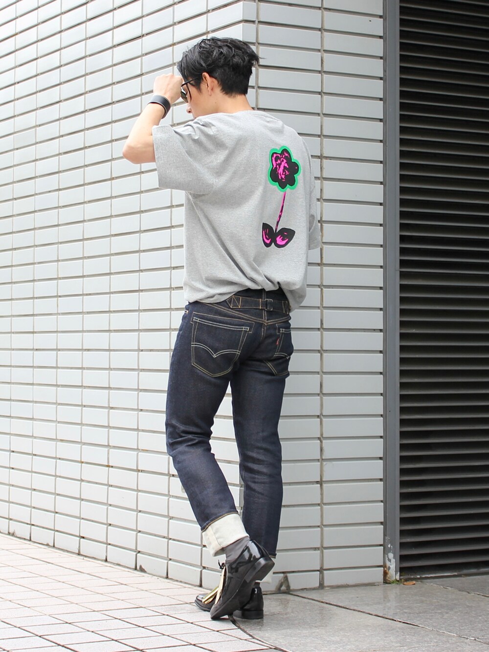 グレー系のTシャツ/カットソー、ブルー系のデニムパンツ、ゴールド系のアナログ腕時計を着用したメンズの夏コーディネートの2枚目の写真