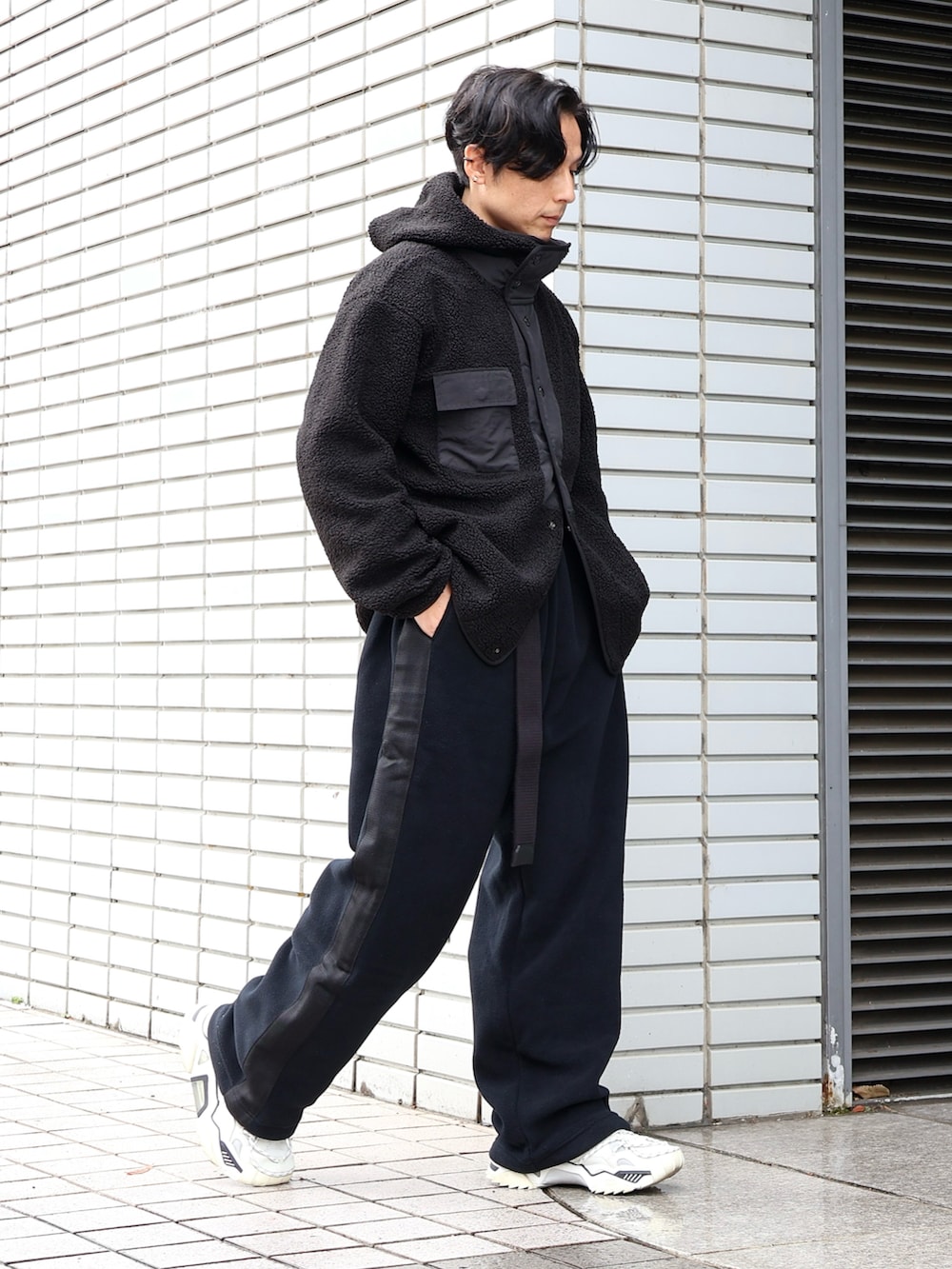 ホワイト系のスニーカーを着用したメンズの春コーディネートの2枚目の写真