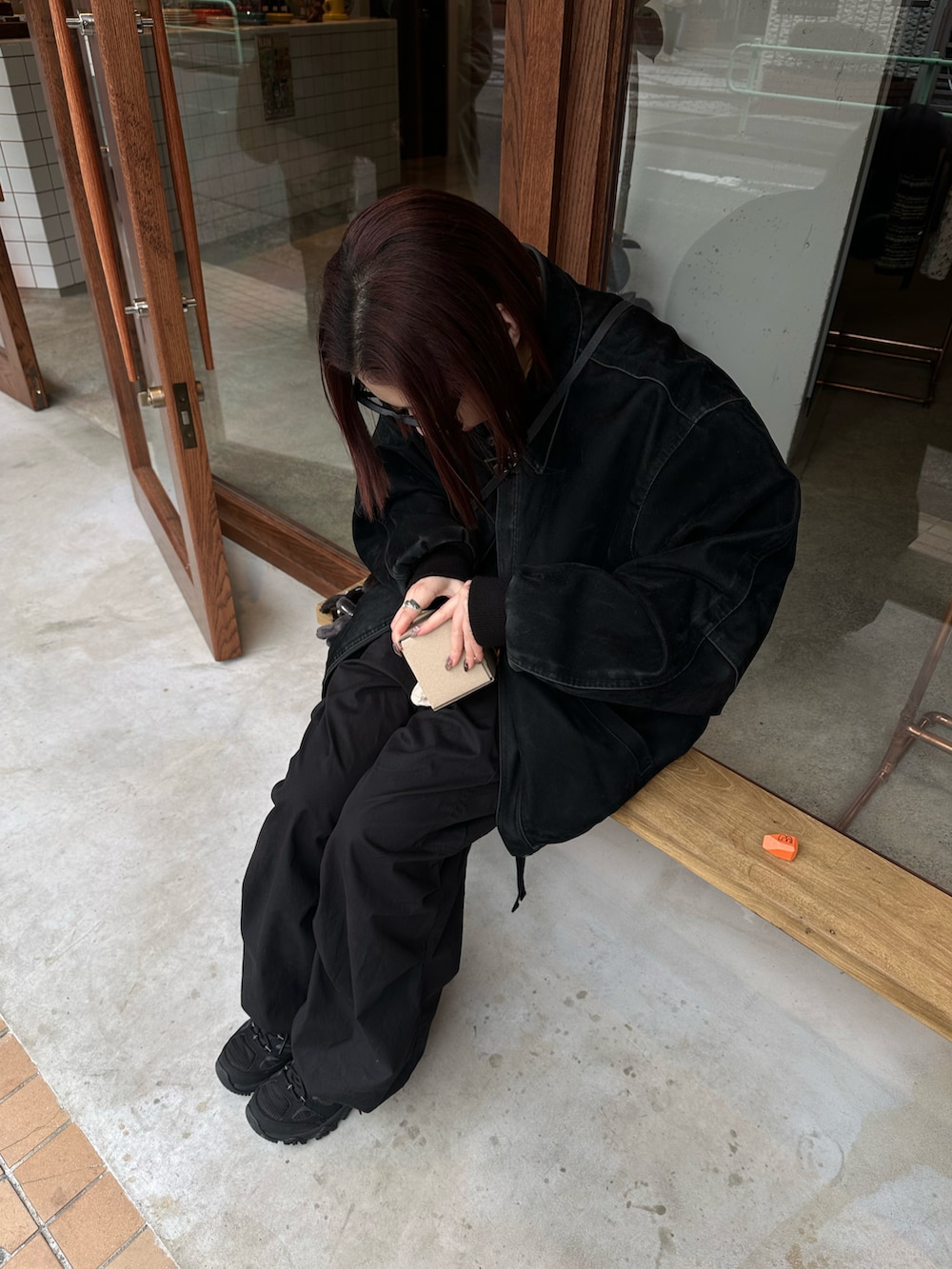 「休日スタイル、オトナカジュアル、カーゴパンツ、アウトドアミックス、古着MIX、古着、シンプルコーデ、シンプル、シンプルスタイル、ブラック、オールブラック、メンズライク、バッグチャーム」｜「VINTAGEのアイテム（ブルゾン、ブラック系）」を使った、yunaさん（レディース・157cm）の春コーディネートの3枚目の写真