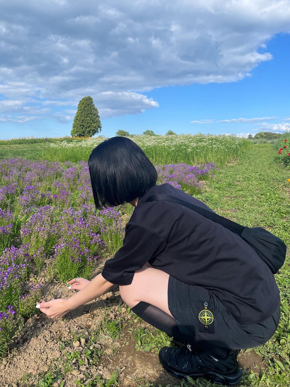 「モノトーン、きれいめカジュアル、ブラック、オールブラック、ハーフパンツ、春夏コーデ、シンプル、メンズライク、ストリート、スニーカー、ストーンアイランド」｜「STONE ISLANDの＜STONE ISLAND＞ BERMUDA SRT/ショートパンツ（その他パンツ、ブラック系）」を使った、yunaさん（レディース・157cm）の夏コーディネートの2枚目の写真