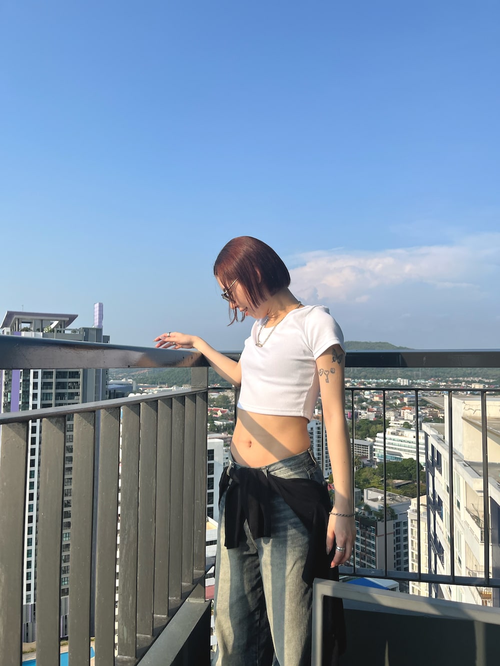 「カジュアルコーデ、ショート丈、クロップドトップス、スポーツミックス、ストリート、デニムコーデ、デニム、韓国ファッション、韓国ブランド、アウトドアスタイル、シンプル、夏コーデ、ショート丈トップス、メンズライク」｜「GUのアイテム（Tシャツ/カットソー、ホワイト系）」を使った、yunaさん（レディース・157cm）の春コーディネートの2枚目の写真