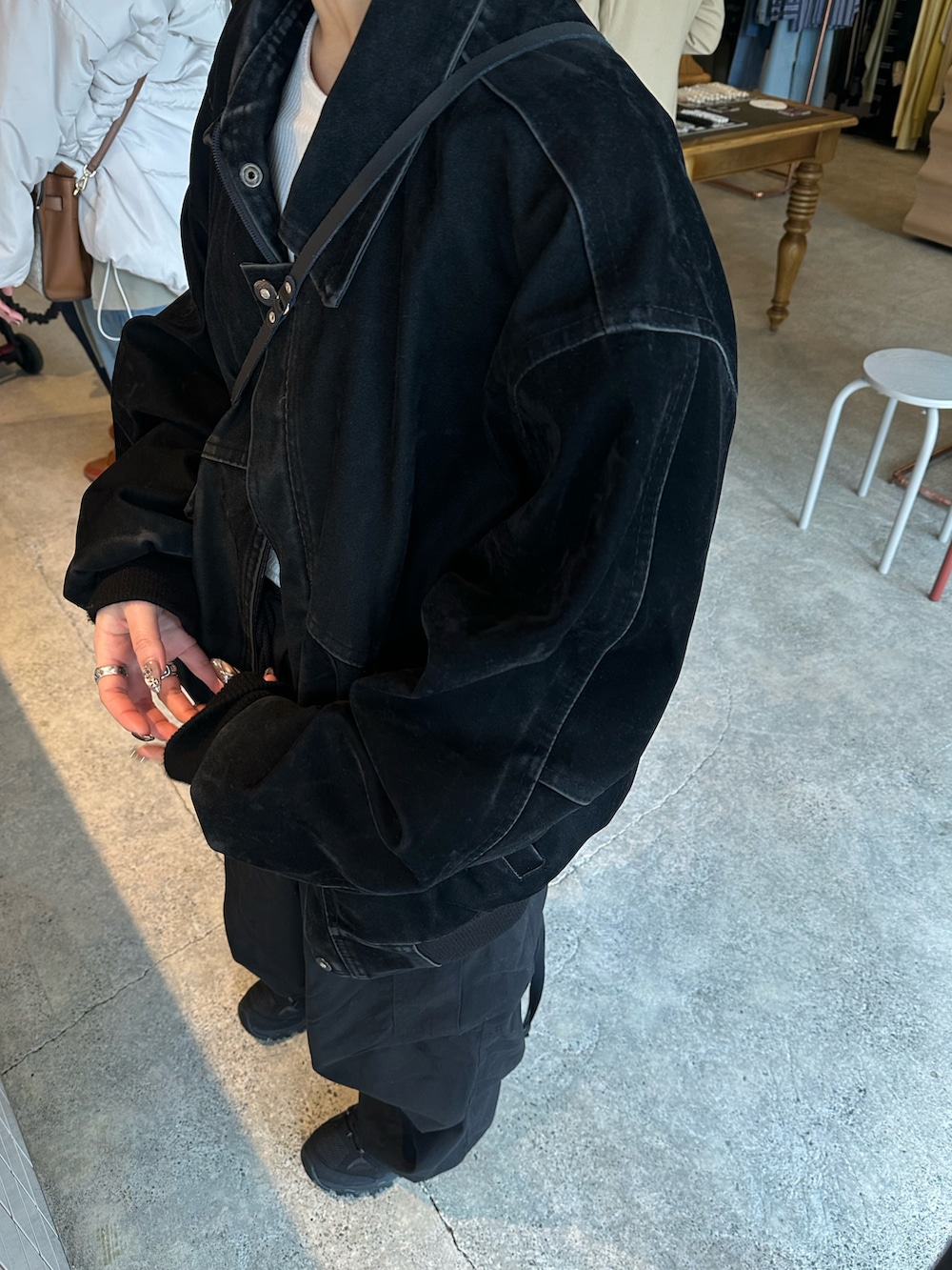 「休日スタイル、オトナカジュアル、カーゴパンツ、アウトドアミックス、古着MIX、古着、シンプルコーデ、シンプル、シンプルスタイル、ブラック、オールブラック、メンズライク、バッグチャーム」｜「VINTAGEのアイテム（ブルゾン、ブラック系）」を使った、yunaさん（レディース・157cm）の春コーディネートの2枚目の写真