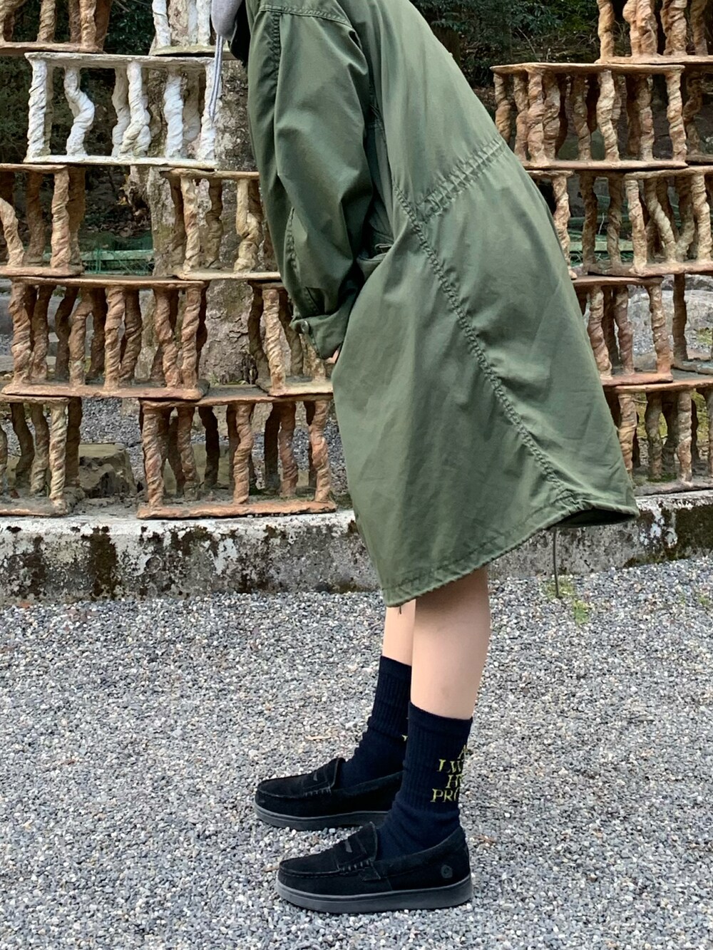 「カジュアルコーデ、M65、モッズコート、ミリタリー、キルティングベスト、パーカー、無地パーカー、ローファー、古着、vintage」｜「VINTAGEのアイテム（モッズコート、グリーン系）」を使った、yunaさん（レディース・157cm）の冬コーディネートの3枚目の写真