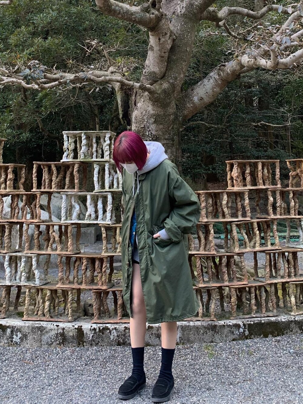 「カジュアルコーデ、M65、モッズコート、ミリタリー、キルティングベスト、パーカー、無地パーカー、ローファー、古着、vintage」｜「VINTAGEのアイテム（モッズコート、グリーン系）」を使った、yunaさん（レディース・157cm）の冬コーディネートの2枚目の写真
