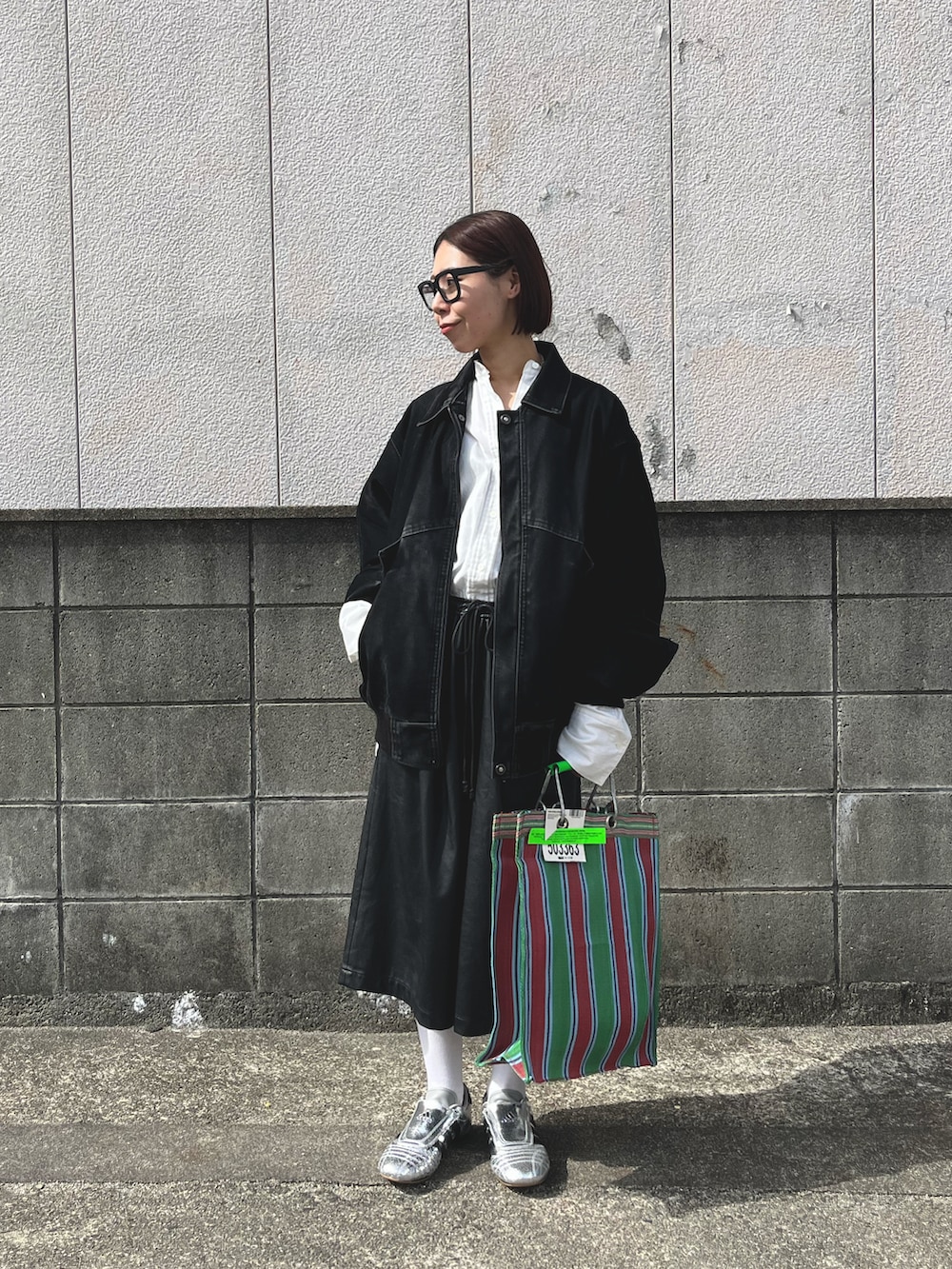 「春めき満開コーデ、古着MIX、春コーデ、カジュアルスタイル、ゆるコーデ、ハーフパンツ、レザーパンツ、モノトーン、モノトーンコーデ、ブラックコーデ、白シャツ、アディダス、テコンドー、シルバーシューズ」｜「CITYSHOPの《追加》BIG SILHOUETTE シャツ（シャツ/ブラウス、ホワイト系）」を使った、yunaさん（レディース・157cm）の春コーディネートの2枚目の写真