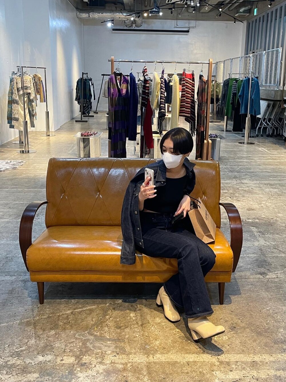 「大人カジュアル、休日コーデ、カジュアル、秋カラー、シンプルコーデ、ブーツコーデ、デニム、セットアップ、大人女子、メンズライク、デニムコーデ、ロングスカート、デニムジャケット、低身長女子、Gジャン」｜「HYKEのアイテム（デニムジャケット、ブルー系）」を使った、yunaさん（レディース・157cm）の秋コーディネートの2枚目の写真