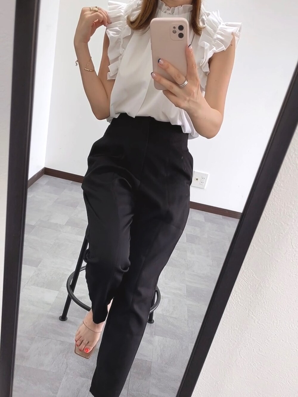 ベージュ系のバッグ、ホワイト系のシャツ/ブラウス、ブラック系のスラックスを着用したレディースの夏コーディネートの2枚目の写真