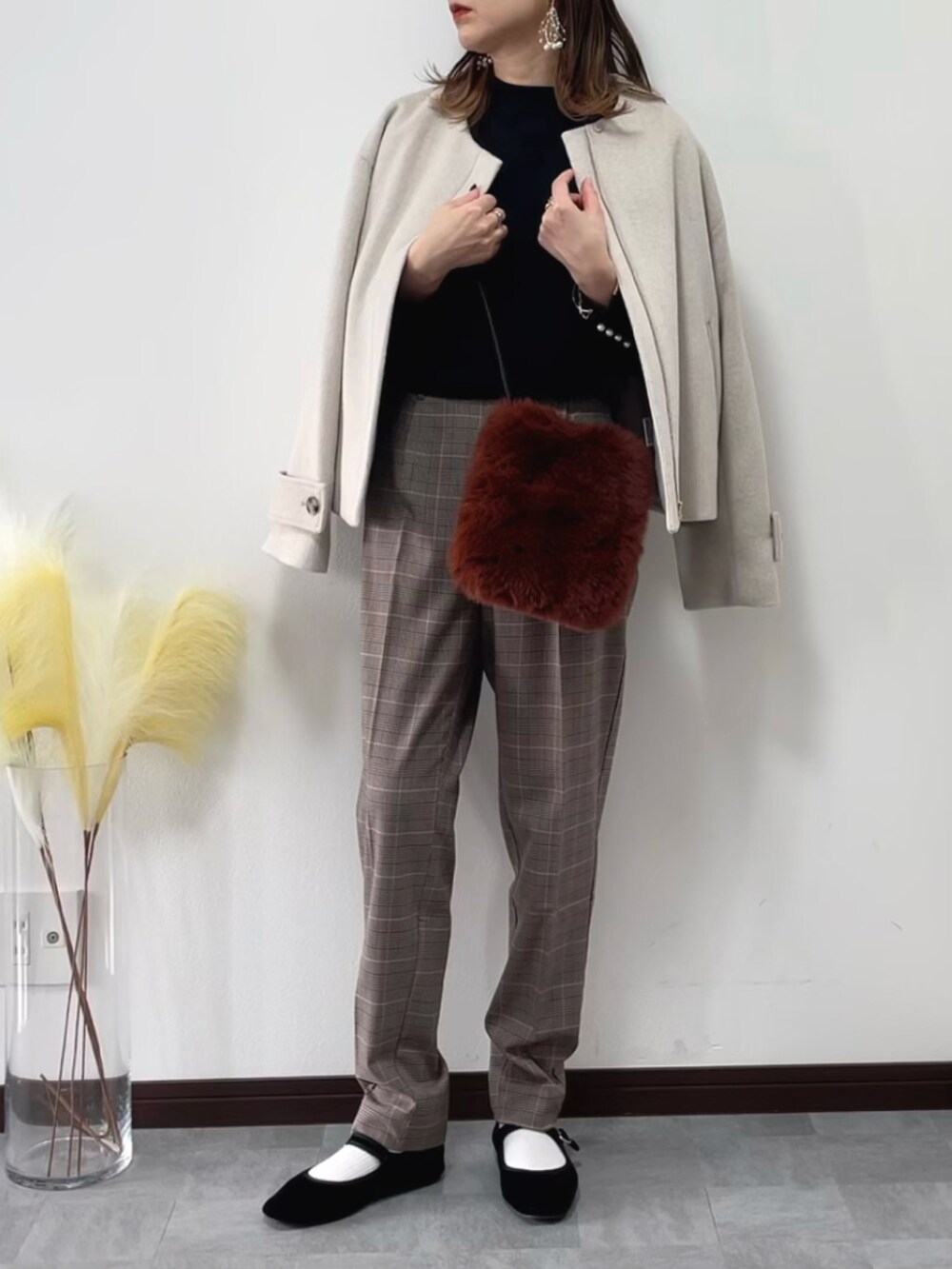 ブラック系のニット/セーター、ブラウン系のその他パンツ、ブラック系のバレエシューズを着用したレディースの秋コーディネートの2枚目の写真