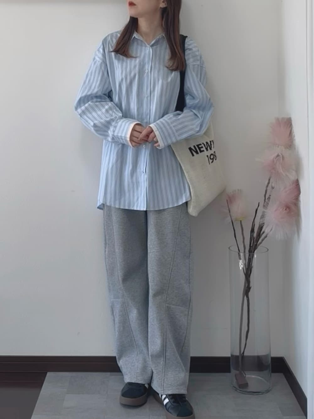 ブルー系のシャツ/ブラウスを着用したレディースの冬コーディネートの2枚目の写真