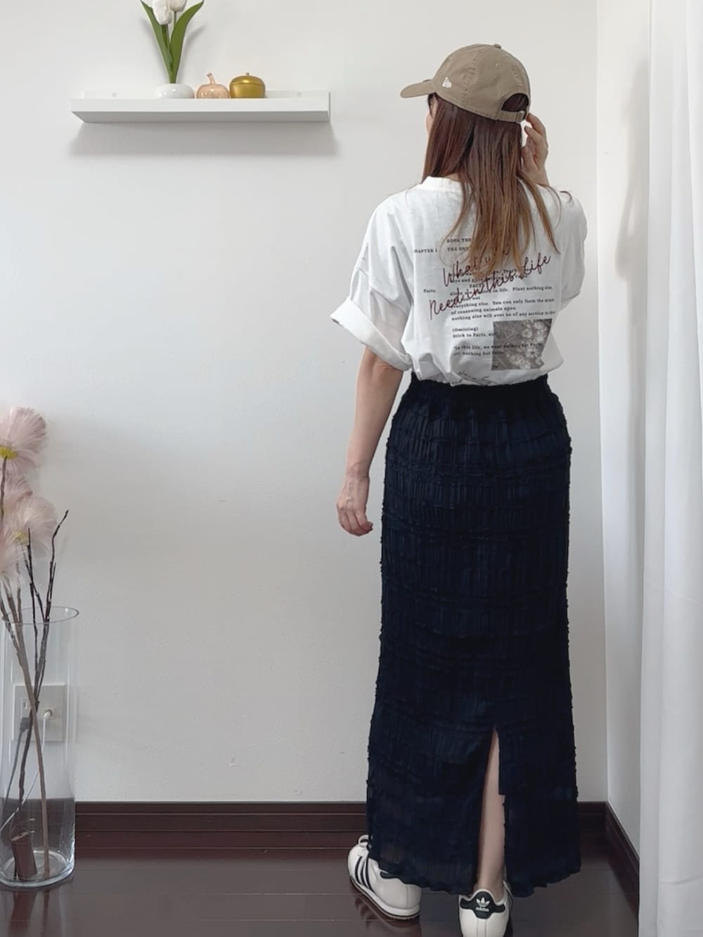 ホワイト系のテーラードジャケット、ホワイト系のTシャツ/カットソー、ブラック系のスカートを着用したレディースの春コーディネートの2枚目の写真